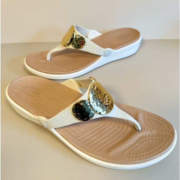 Crocs Sanrah Hammered Gold Circle Flip‎ Sandal Women\'s Size 11 Oyster main image 3